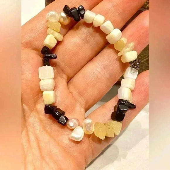 Simple and  elegant natural stones bracelet - Picture 3 of 5